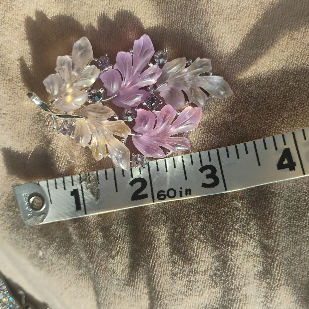Lisner 1950's Signed Pink Molded Lucite Clip-On Earrings & Brooch (Set Of 3) - Picture 8 of 10